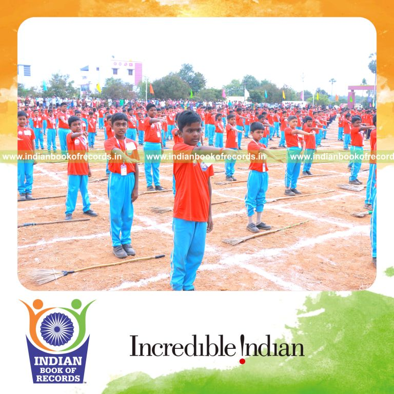 Large gathering of participants taking a digital detox pledge together at a single venue recognized by Indian Book of Records