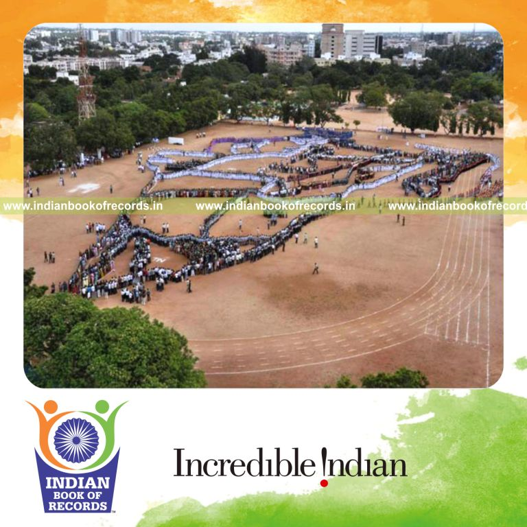 people forming long human chain in shape of india map for record in Indian Book of Records