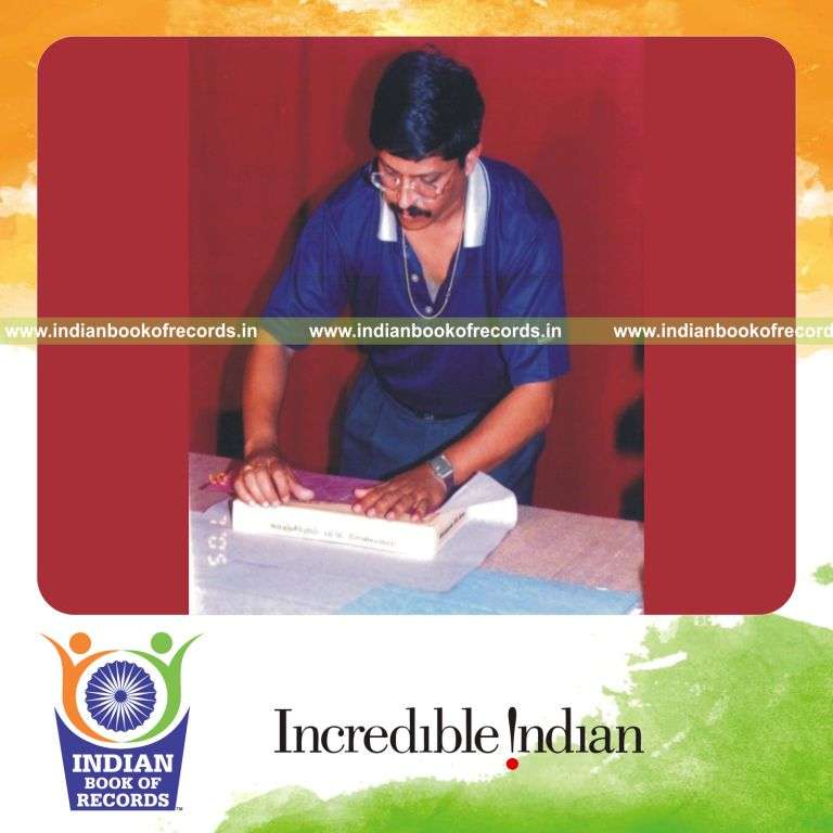 male individual wrapping multiple gifts within one hour for record in Indian Book of Records