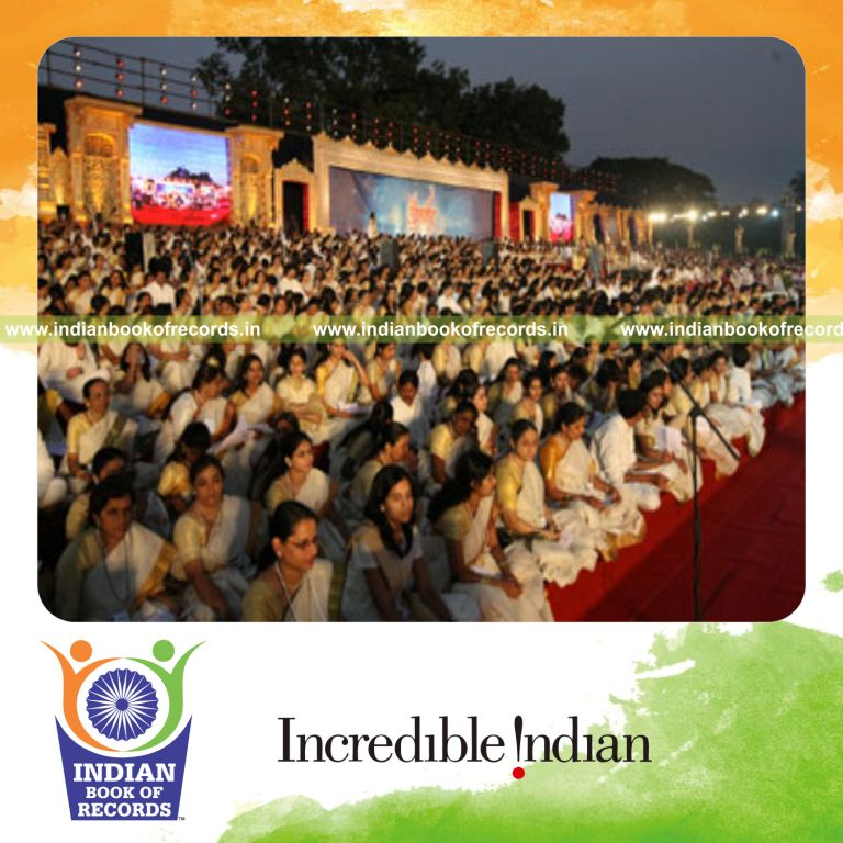 group of people singing indian national anthem simultaneously at single venue for record in Indian Book of Records