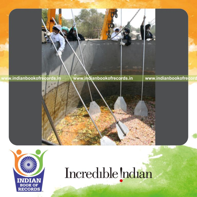 team preparing large quantity of briyani for record achievement in Indian Book of Records